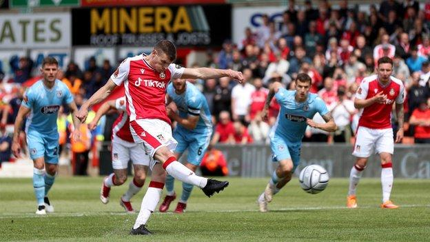 O Wrexham já subiu, mas a quinta divisão inglesa continua oferecendo as  sagas de Notts County e Chesterfield