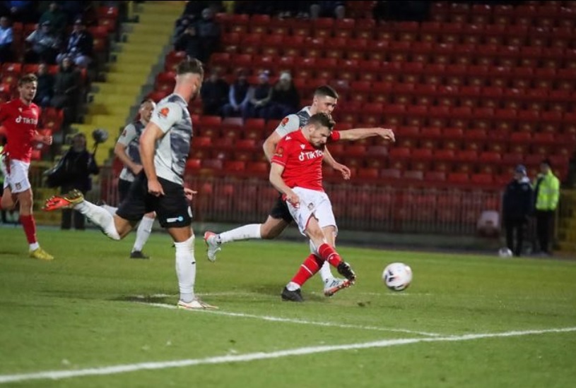 paul mullin marcando o terceiro gol do wrexham brasil vs gateshead