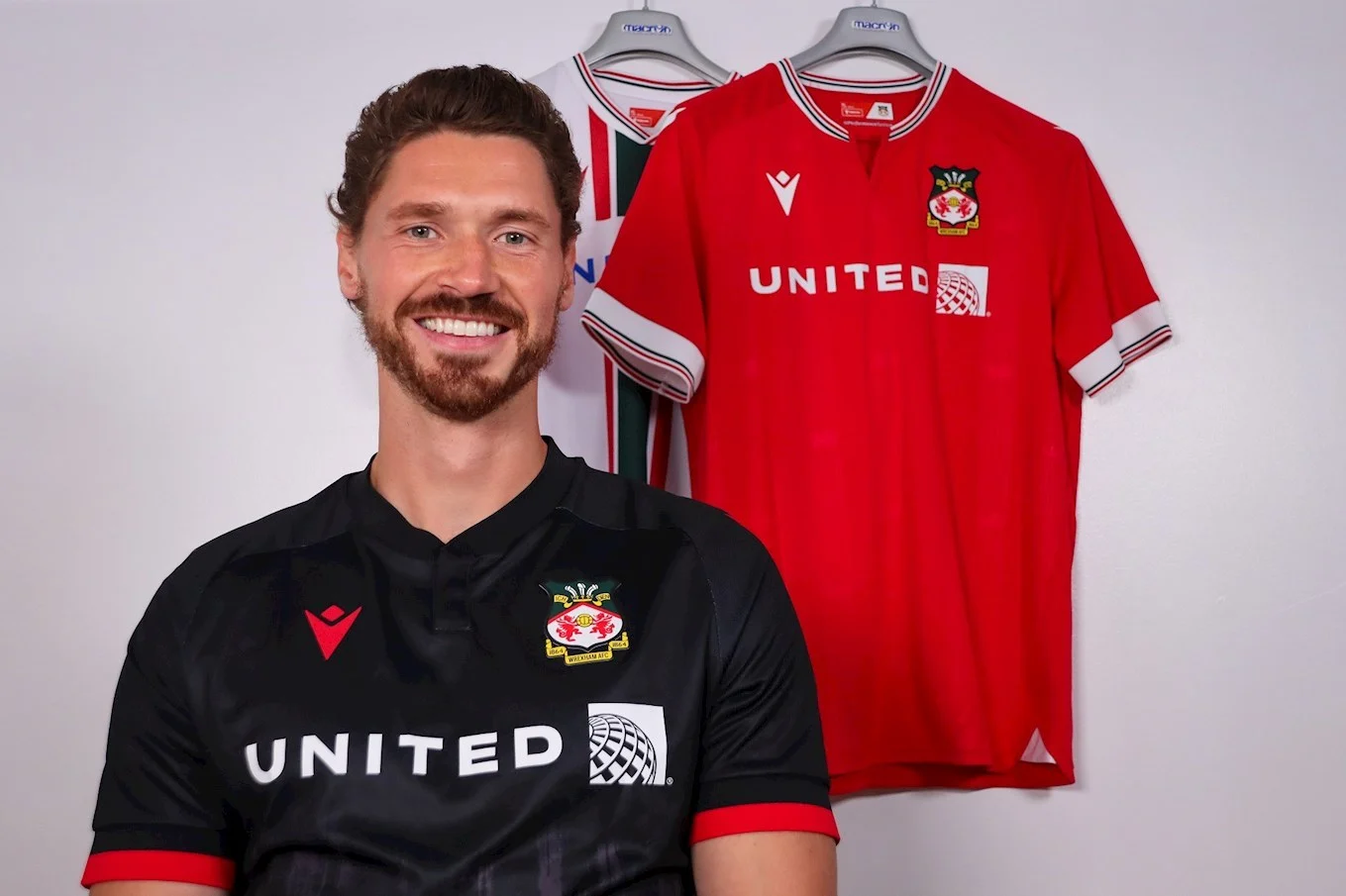 Wrexham assina com Evans em contrato de dois anos