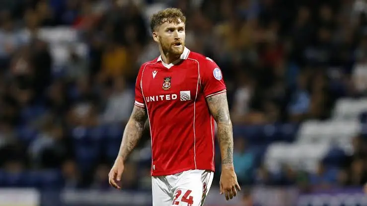 Dan Scarr com a camisa vermelha do Wrexham durante partida