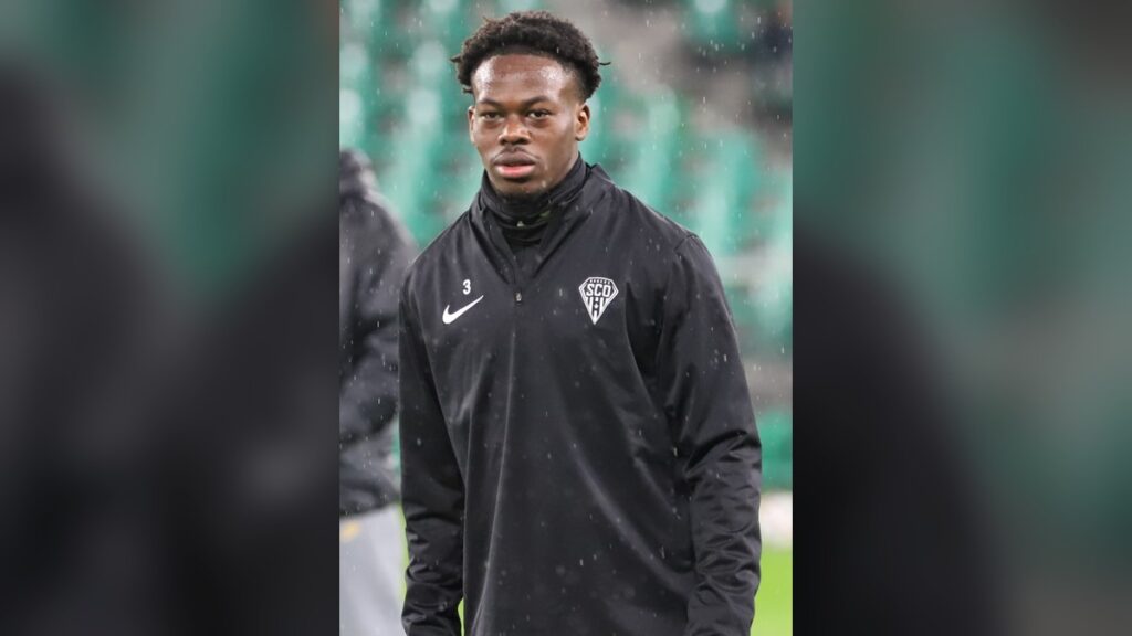 Jacques Ekomié com o agasalho do Angers SCO antes de um jogo