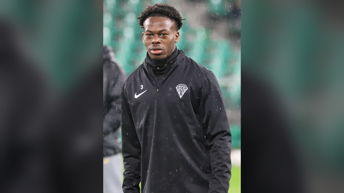 Jacques Ekomié com o agasalho do Angers SCO antes de um jogo