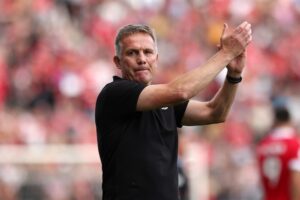 Phil Parkinson, tecnico do Wrexham, aplaude a torcida a beira do campo