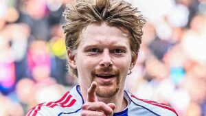 Pavel Šulc comemorando gol com a camisa do Lyon